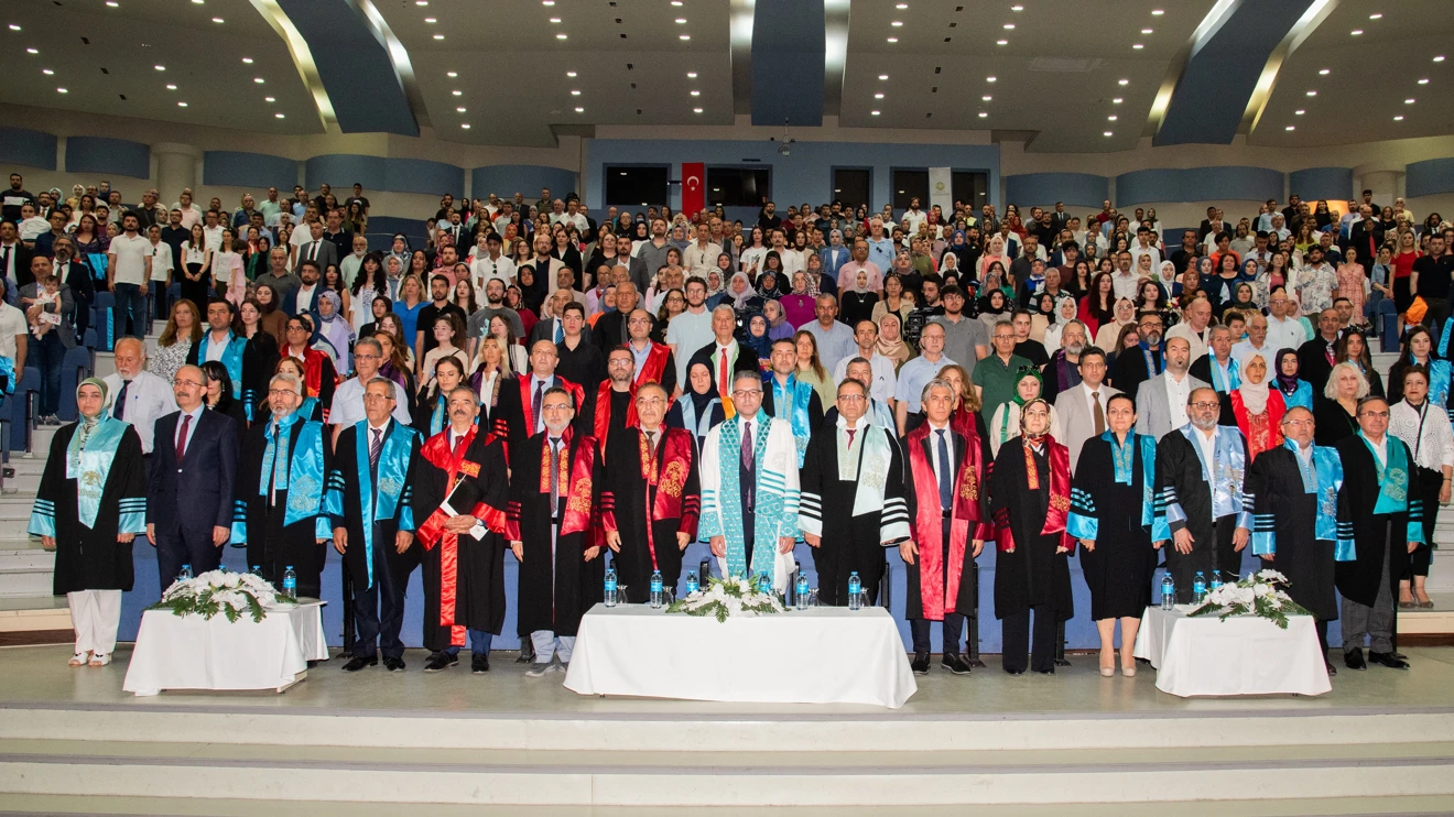 Selçuk Üniversitesinde lisansüstü eğitim mezunları cübbelerini giydi
